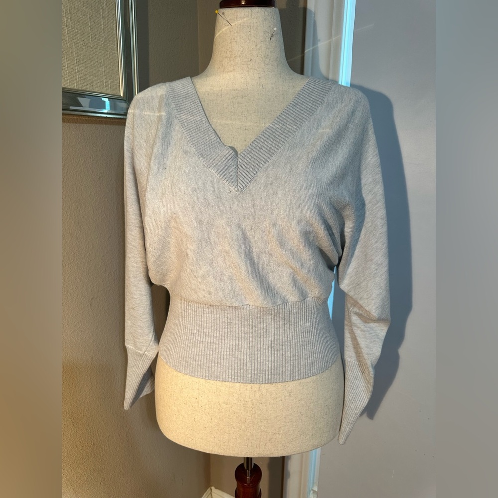 Pink Rose women’s sz S
Grey vneck sweater